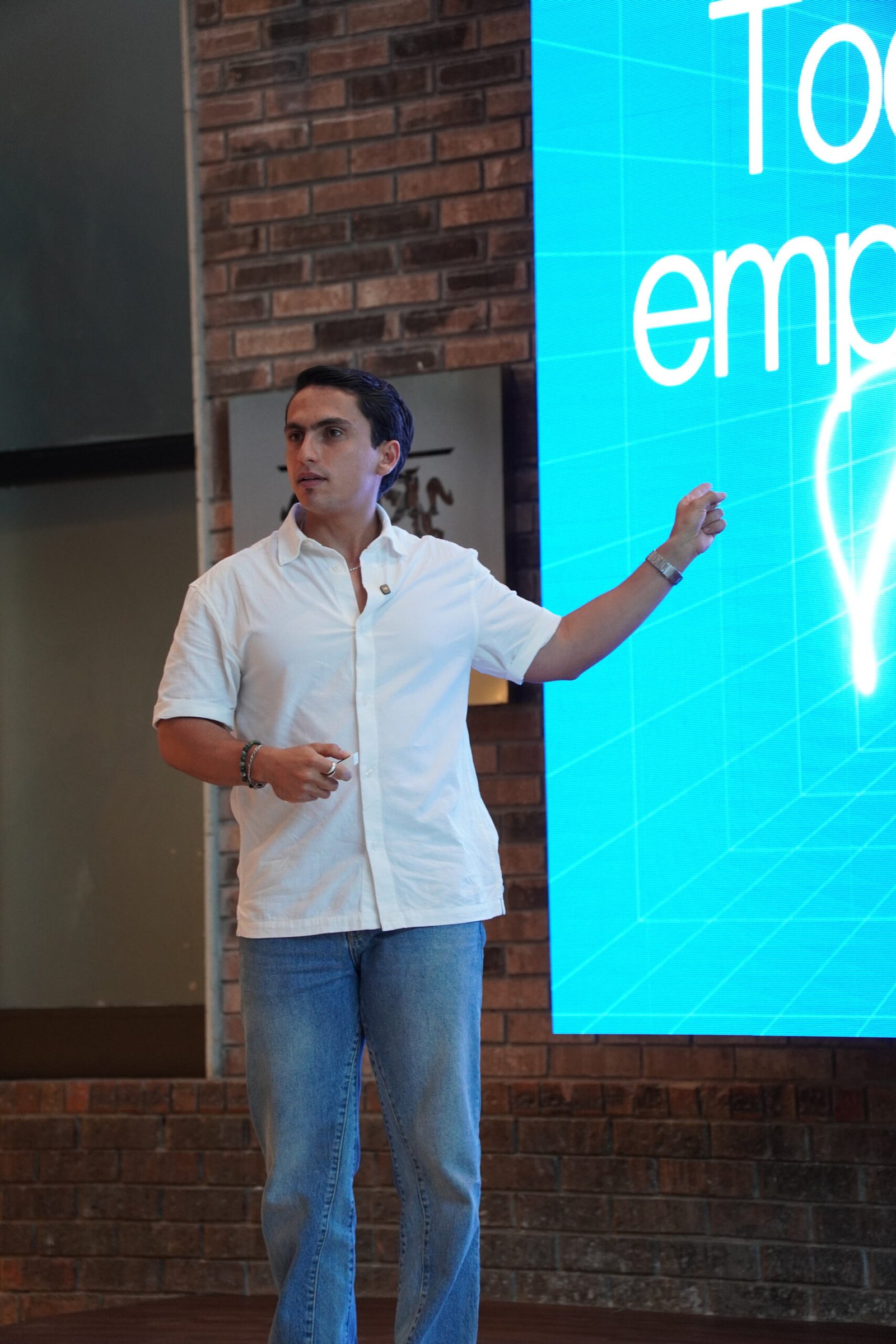 Carlos Cervantes en conferencia