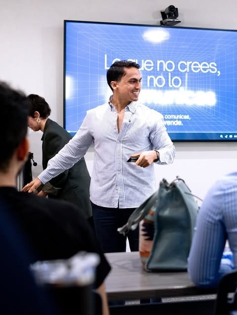Carlos Cervantes en evento