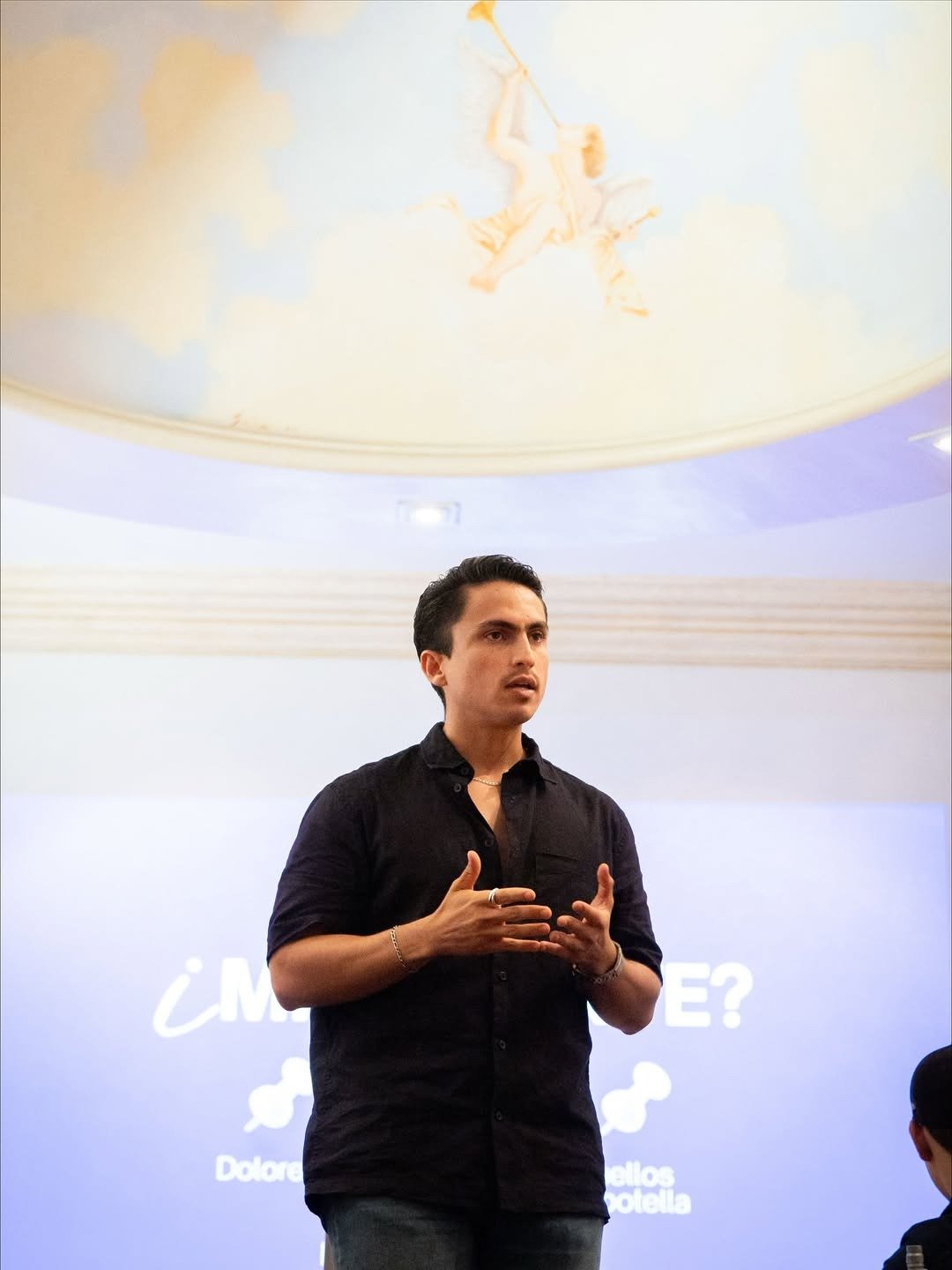 Carlos Cervantes en reunión